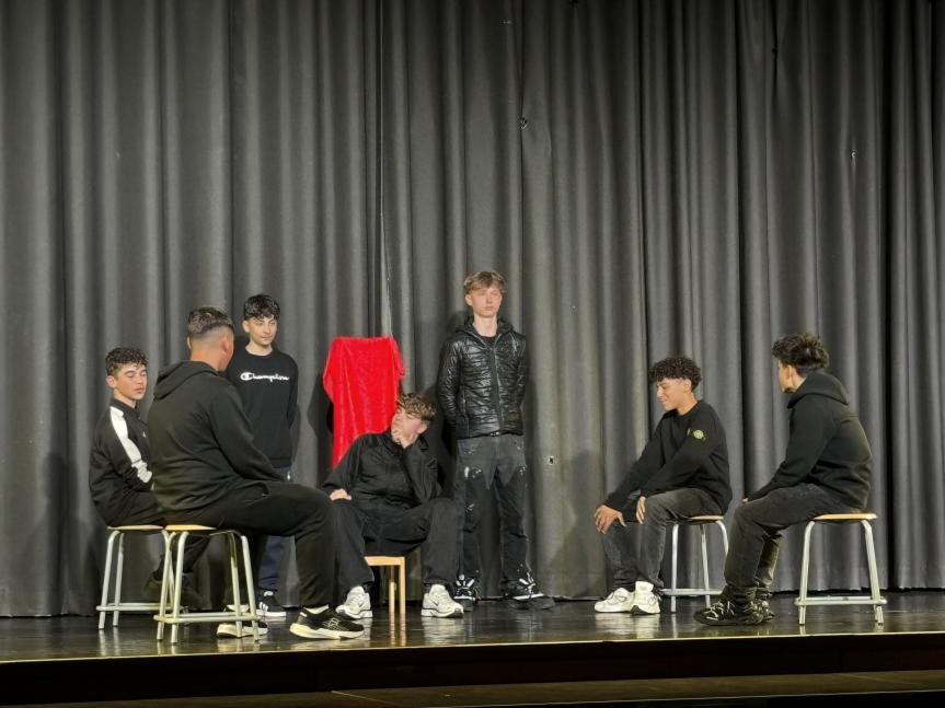 Beeindruckende augenblicke 2025: DuG-Kurse präsentieren Einblicke in ihre vielfältigen Theaterproduktionen