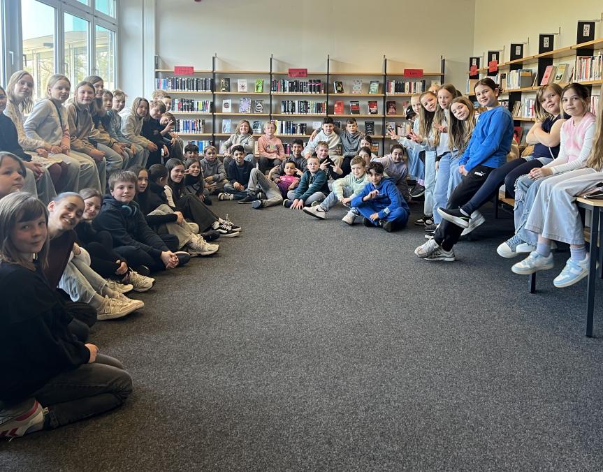 Viel Spaß und großer Einsatz bei der traditionellen Lesechallenge an der EFG: Schülerinnen und Schüler der 5. Klassen lesen gemeinsam um die Wette für das Lesebarometer in der Bibliothek