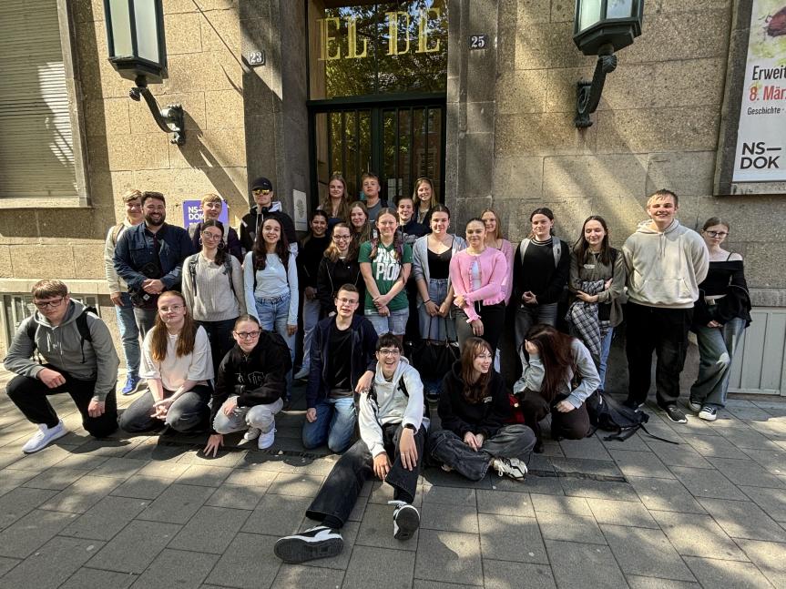 Geschichte hautnah erleben und Antisemitismus in der Gesellschaft erkennen: Abschlussklasse im 10. Jahrgang besucht Workshop im NS-Dokumentationszentrum in Köln