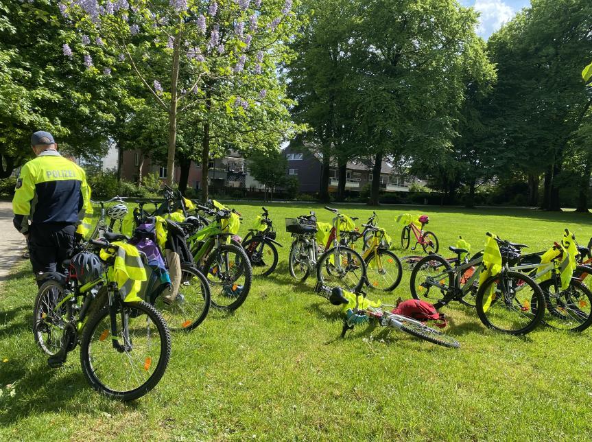 Bei den diversen Zwischenstopps erklärte Ralf mit seiner freundlichen, aber dennoch nachdrücklichen Art, die besonderen Gefahren der einzelnen Situationen im Straßenverkehr und die daraus resultierenden sicheren Verhaltensweisen.  Die große Pause im Park durften die Kids ausgiebig nutzen, um zu toben und neue Energie für den Rückweg zu sammeln. Polizist Ralf bot sich hier die Gelegenheit, den Vorteil eines Helmes auf besondere Art und Weise vorzuführen: Ein rohes Ei wurde in einem Miniatur-Helm Richtung Bod
