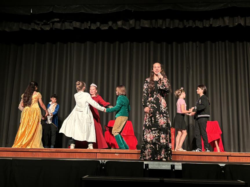 EFG-Theaterklasse 6.5 präsentierte ihr Stück: „Das zeitliche Durcheinander“