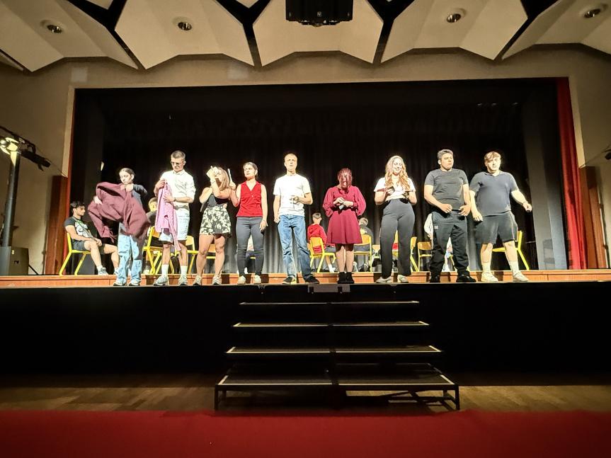 Q1 Literaturkurs brilliert : Ihr Stück "Der zerschossene Krug" begeistert