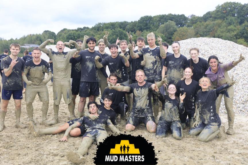 Ausdauer, Schlamm und Teamgeist: EFG-Sport-LK der Q2 beim Mud Masters in Weeze: