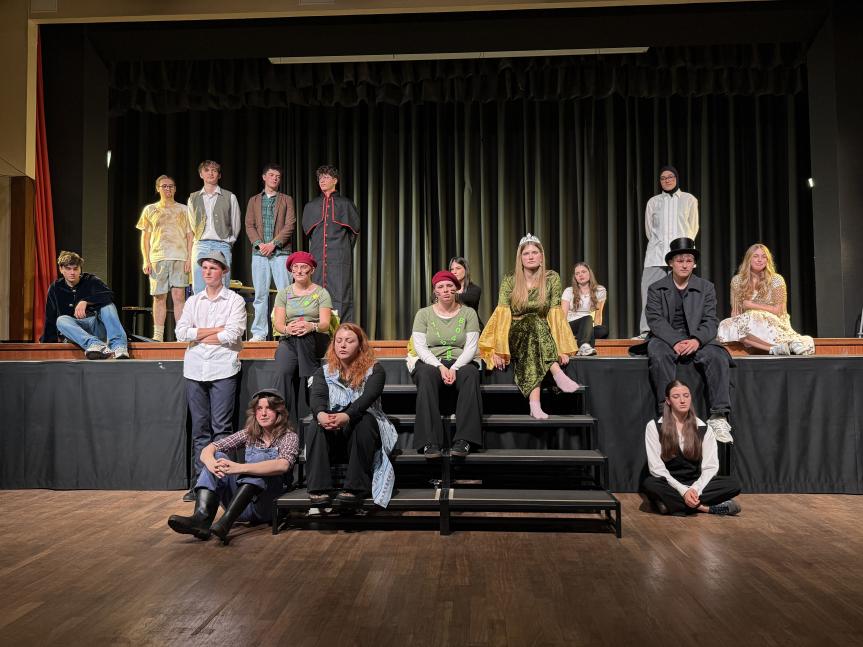 Beeindruckende Collage: Q2-Projektkurs  Theater zeigt "Die Vertreibung"