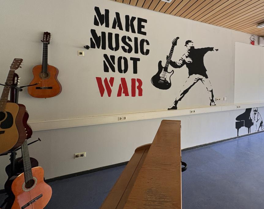 Mit Farbe und Kreativität: Jahrgang 11 gestaltet Musikraum neu
