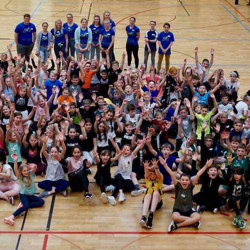 Der 5. Jahrgang der Erich-Fried-Gesamtschule am Spielenachmittag; Bild: A. Ogger