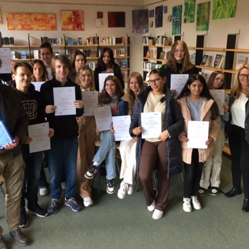 EFG-Schülerinnen und Schüler freuen sich über Prüfungserfolg in Wirtschaftsenglisch