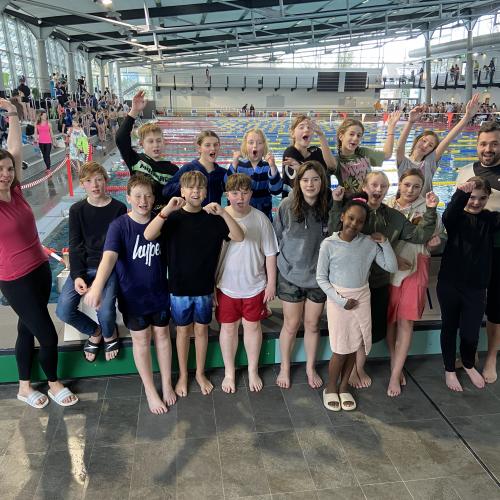 EFG-Schwimmerinnen und -Schwimmer behaupten sich beeindruckend gegen die erfahrene Konkurrenz bei den Bergischen Meisterschaften im Schwimmen