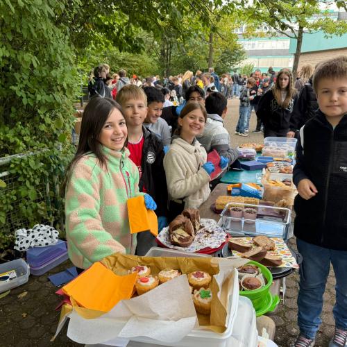 Die Erich-Fried-Gesamtschule eröffnete mit ihrem großen Herbstfest am 27.09.2024 bei Wind und Sonnenschein die Herbstsaison für dieses Jahr.