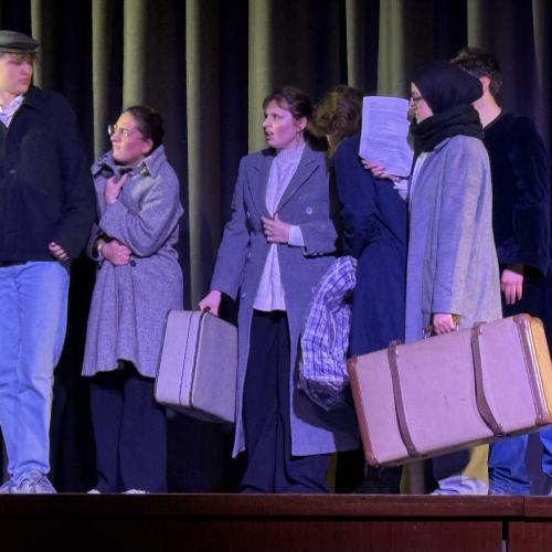 Beeindruckende Collage: Q2-Projektkurs  Theater zeigt "Die Vertreibung"