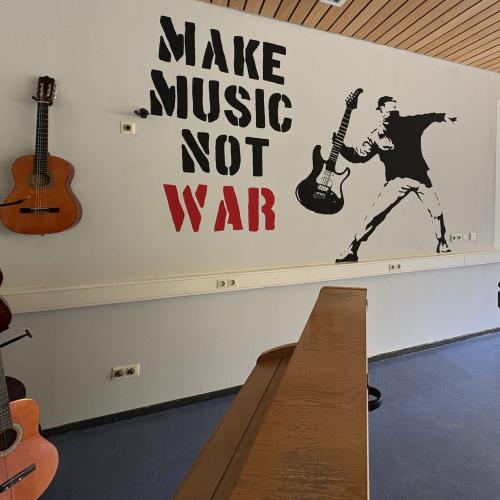 Mit Farbe und Kreativität: Jahrgang 11 gestaltet Musikraum neu